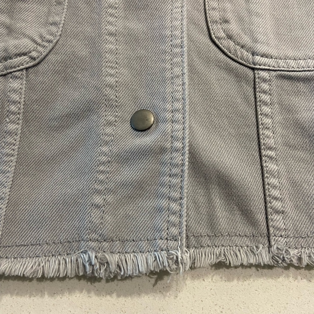 Zara women’s gray denim pocket vest - Picture 2 of 4